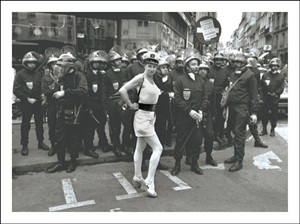 2170 BD Lady with riot police